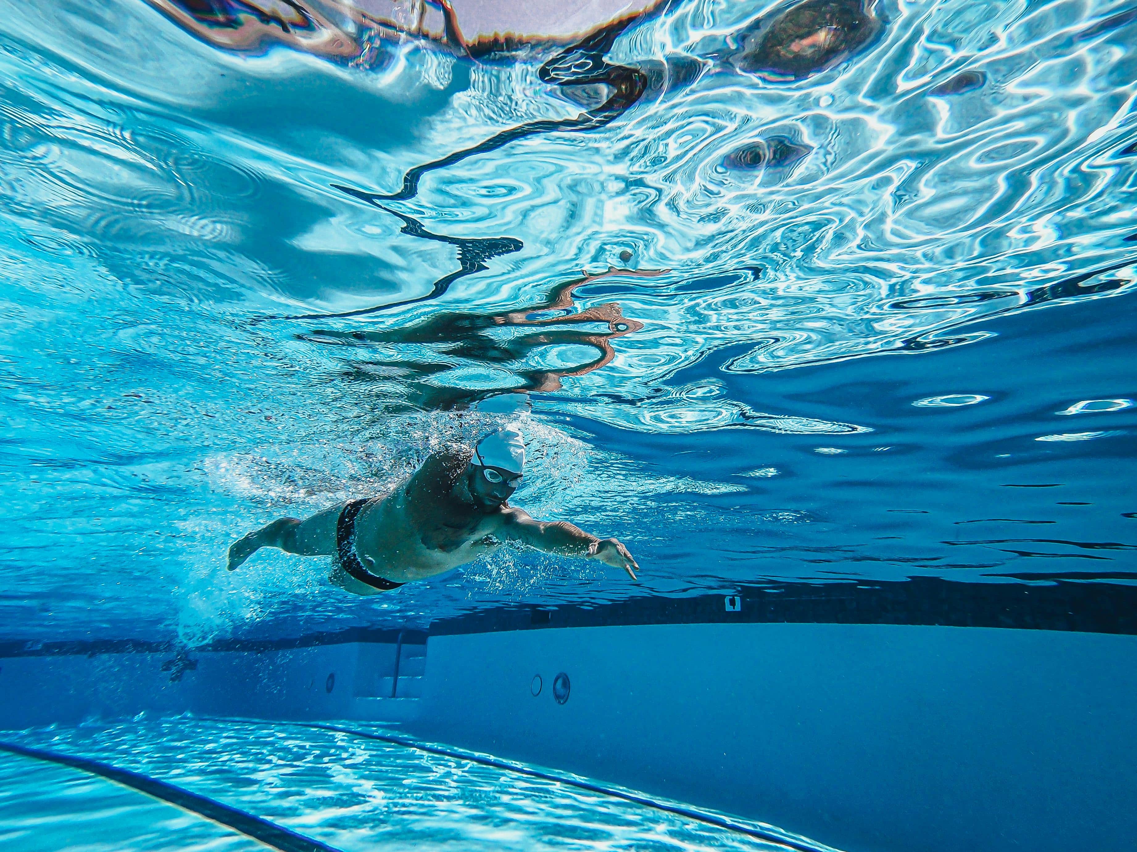 Schwimmtrainer arbeitet mit jungen Schwimmern