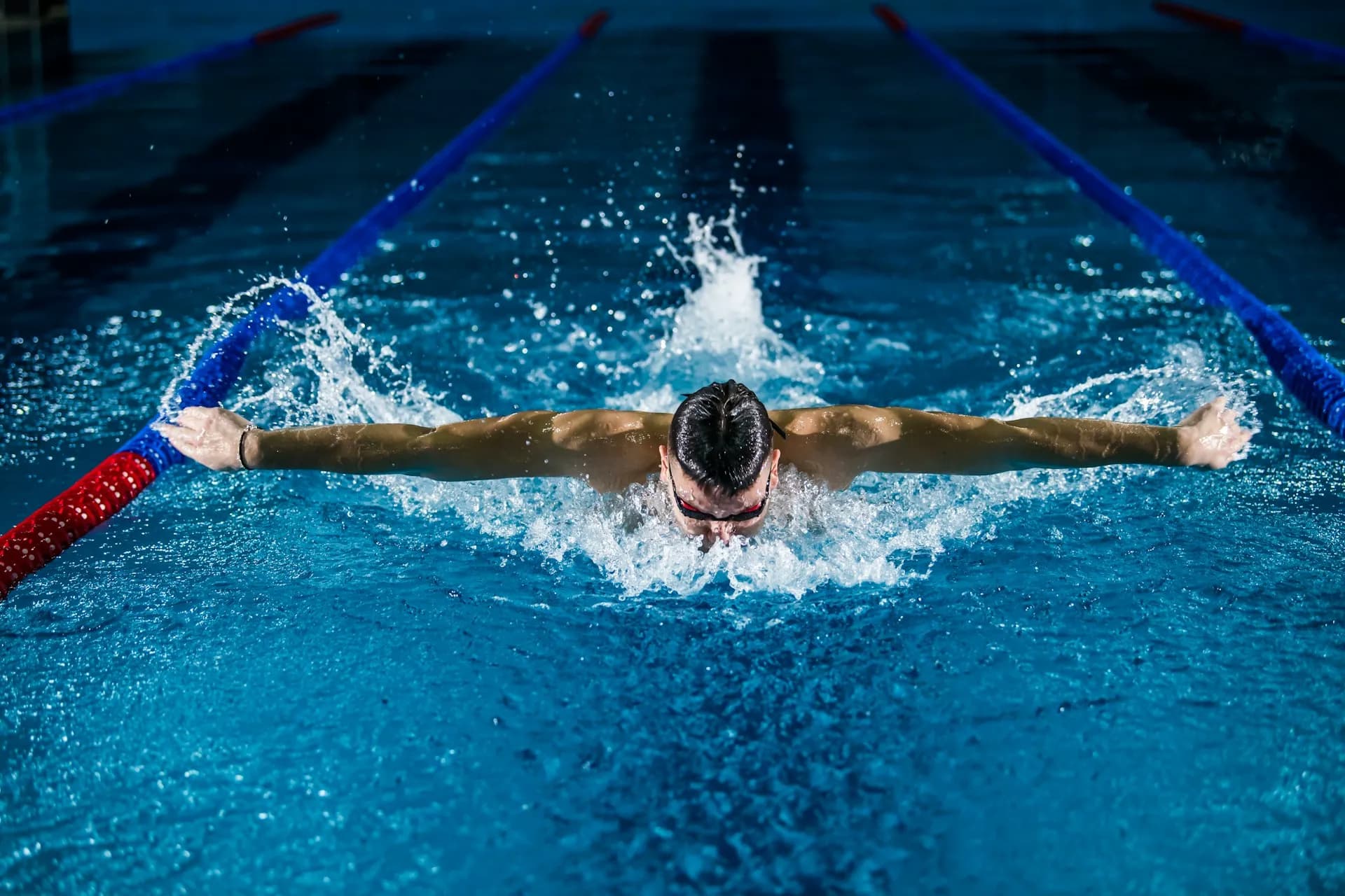 Filmische Schwimmbadbahnen im Morgengrauen